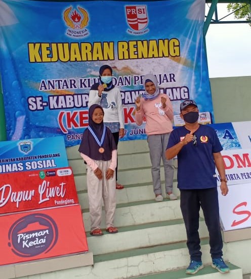 Siswa MTsN 1 Pandeglang saat pengalungan medali juara renang